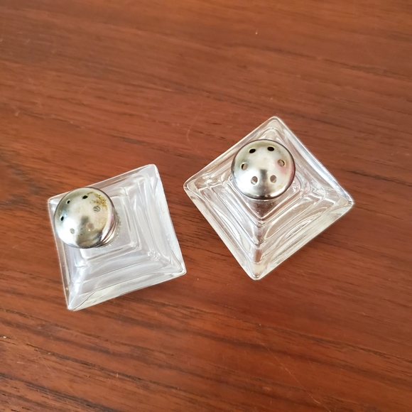 Art deco glass salt + pepper shakers w/tray - Picture 4 of 4